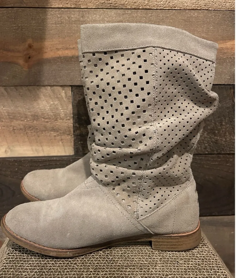 Toms Boots size 8.5 Tan Serra Oxford Suede Perforated