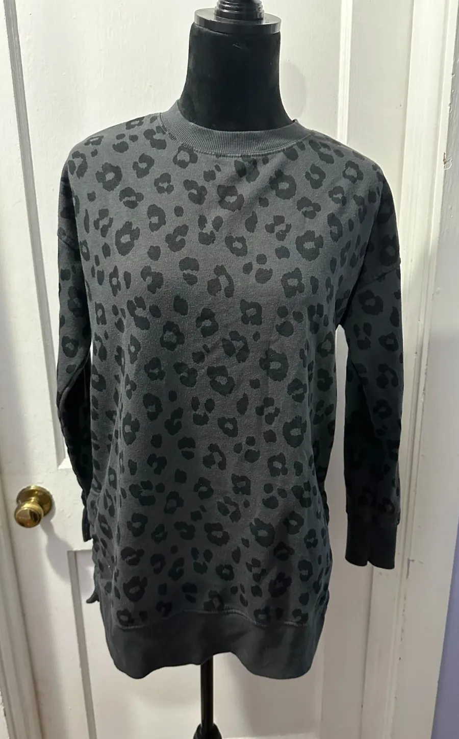 Old Navy Grey Leopard Pullover in XS