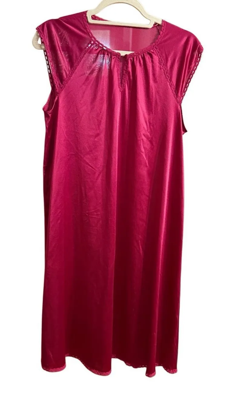 Vintage Vanity Fair Women’s Maroon Midi Length Slip Sz S