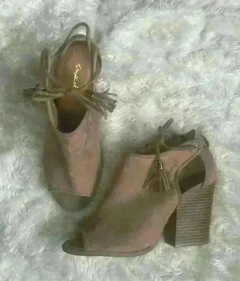 Qupid tan faux suede, peep toe, block heel woman’s size 7.5