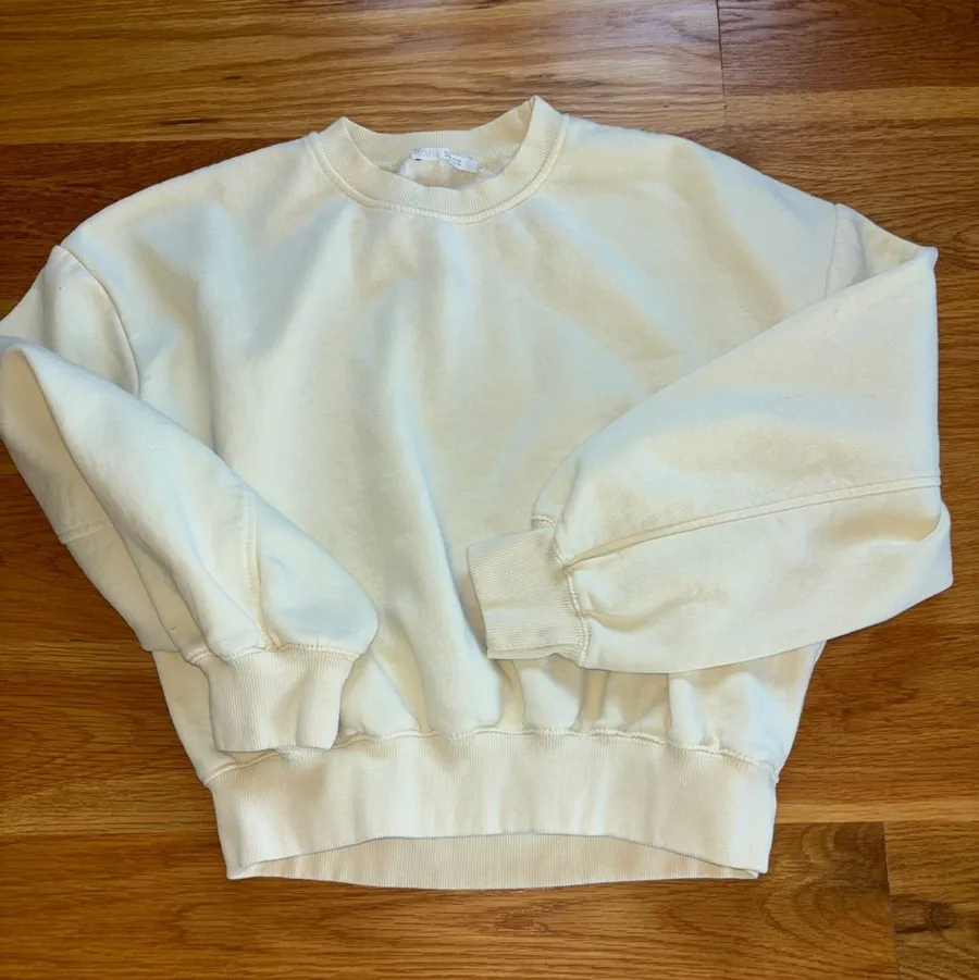 Zara Butter Yellow Crewneck Sweatshirt - Women's