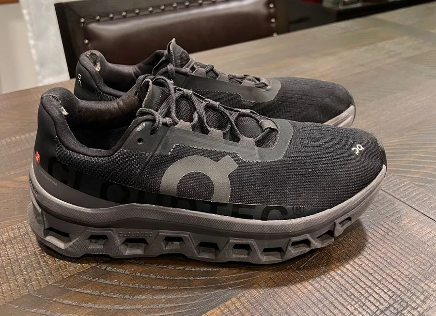 On cloud women running shoes in black 8.5