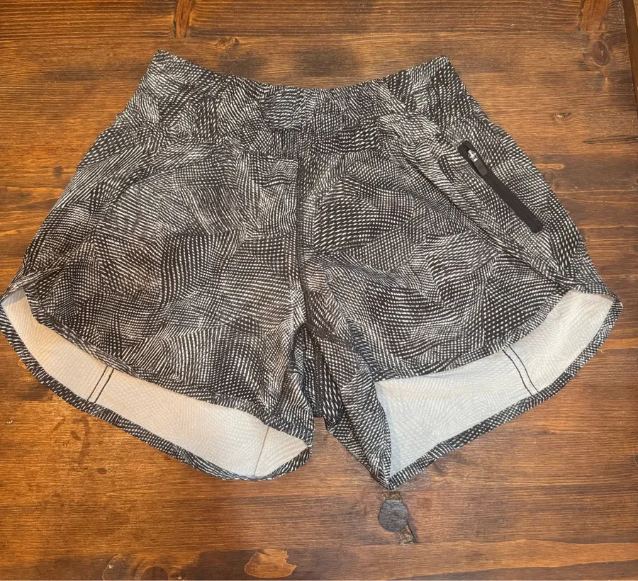 Lululemon Tracker Shorts 4" V