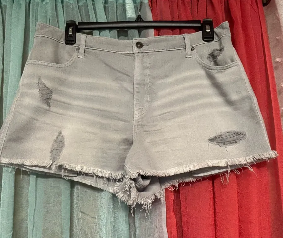 American Eagle Stylish Gray Distressed Women's Shorts