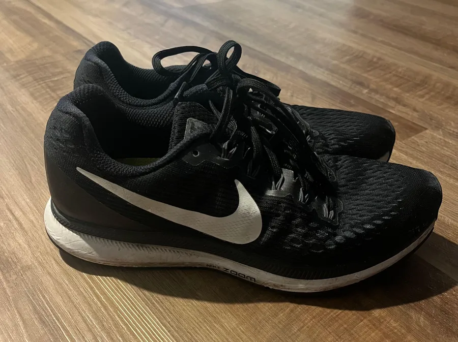 Women’s Zoom Sneakers Black and White - Size 7.5