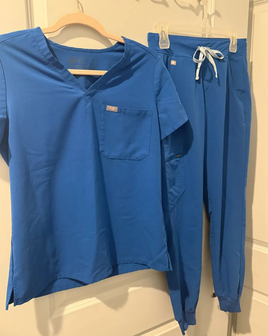FIGS Scrubs Set