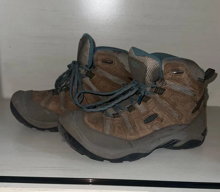 KEEN Women’s Circadia Mid Waterproof Hiking Boots - WIDE - Size 6.5