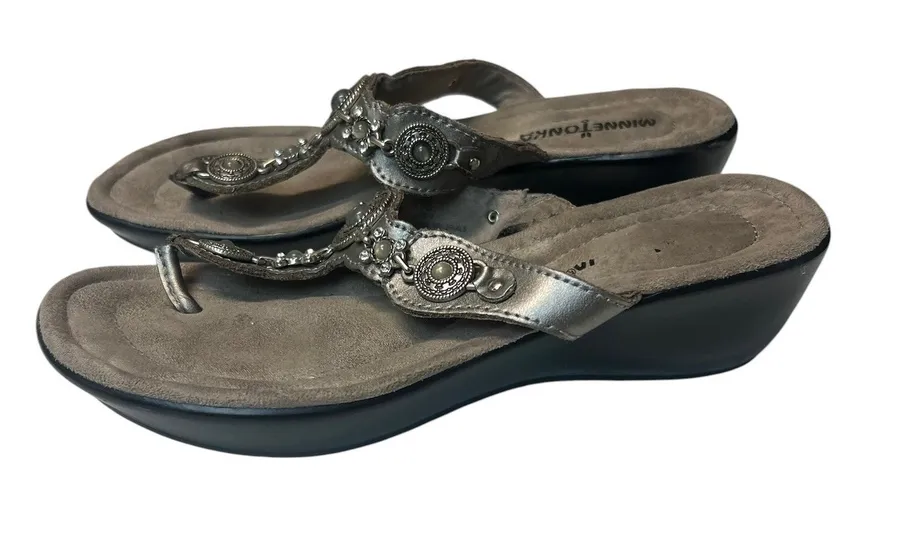 Minnetonka Women's Boca Thong lll Pewter Leather Wedge Sandals 6