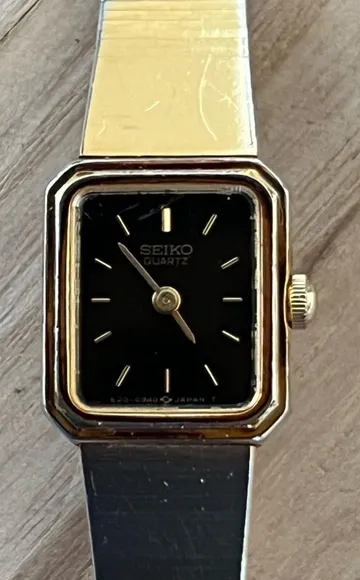Seiko Vintage Ladies Watch Black Dial Gold-Tone Bracelet Case Hands Markers