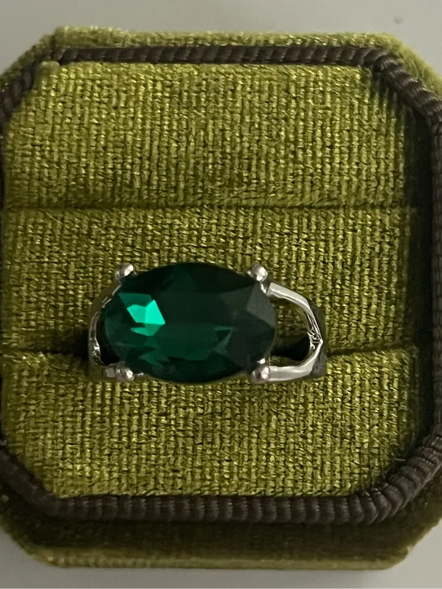 Vintage/Classic Design Sparkling Faux Emerald Gemstone Silver 2 Ct Size 8 NWT Green