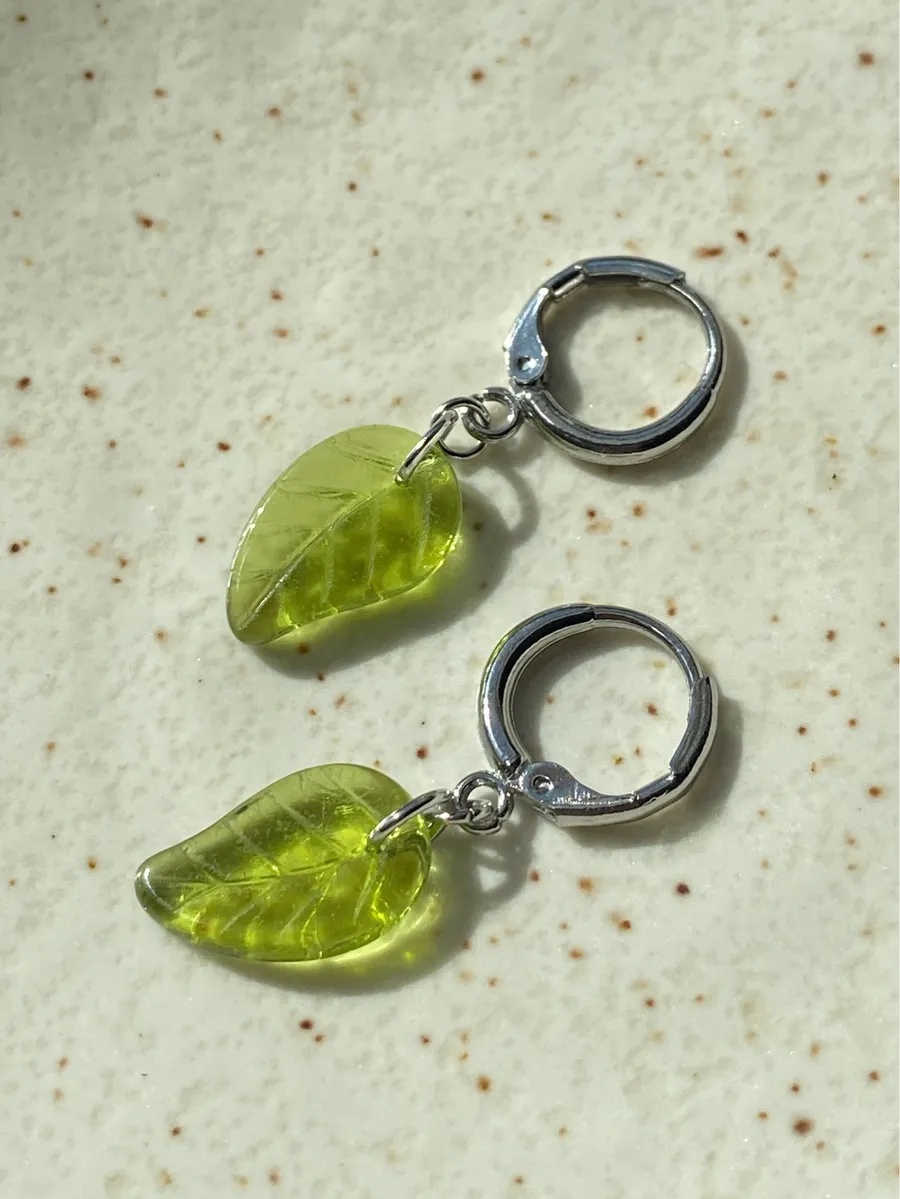 Handmade fairy forest vintage retro aesthetic style simple Czech glass leaf dangle earrings🍃💚