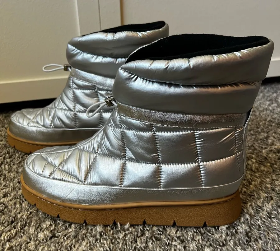 Marc Fisher Women’s Kamryn Silver Puffer Winter Boot Size 9.5