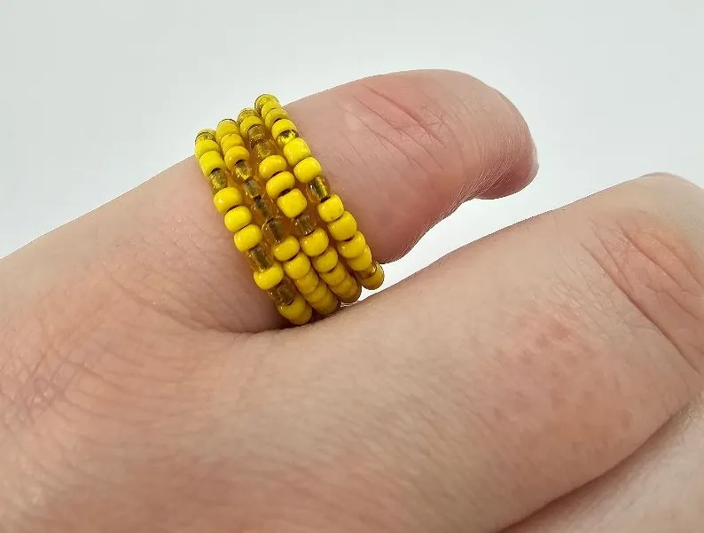 Vintage 1950s Yellow Seed Bead Memory Wire Ring – Mid