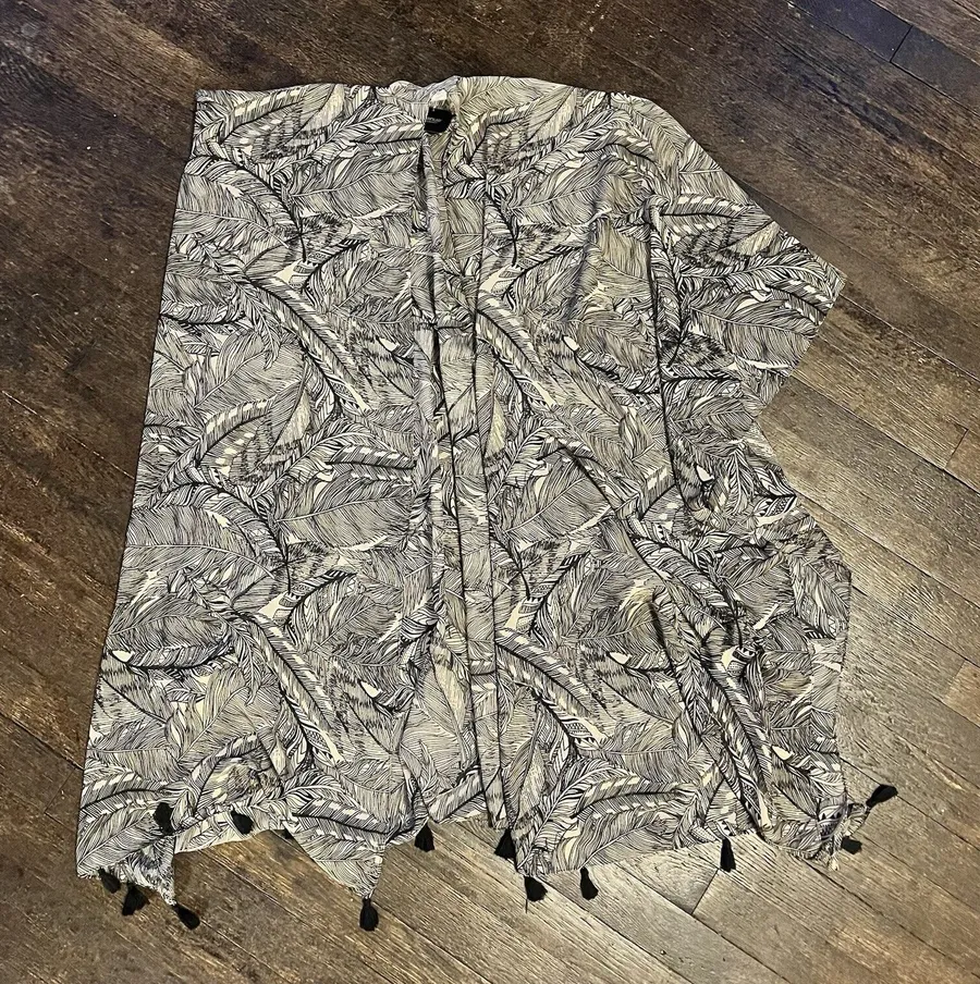 NWT Avenue Shawl Wrap Sheet With Tassels Brown And Black Hawaiian Print OS