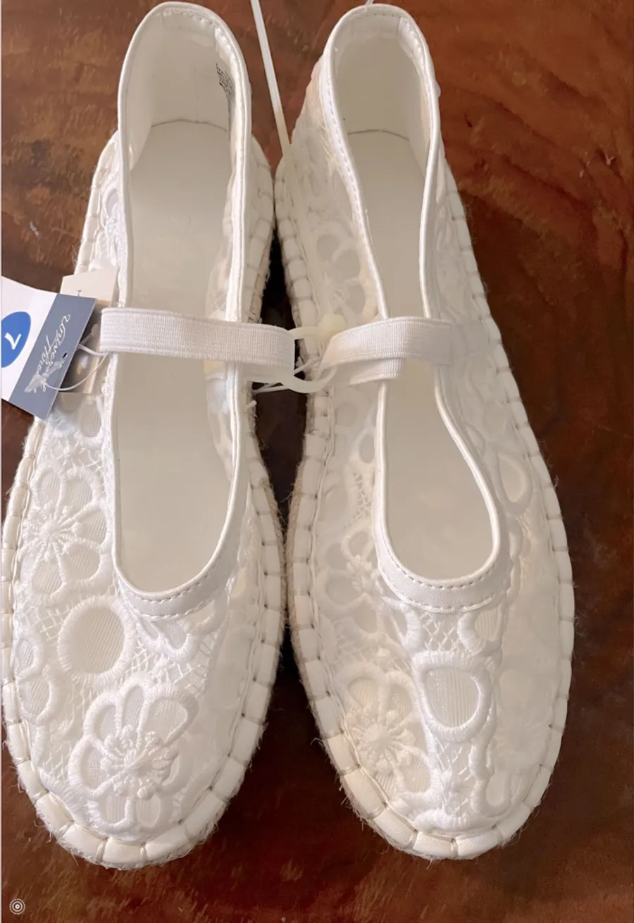 $24 was $30 Universal Thread White Floral lace Mary Jane Women's flats size 7