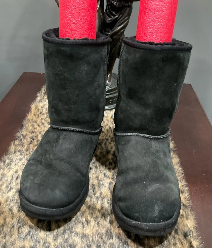 UGG CLASSIC SHORT BOOTS Size 8