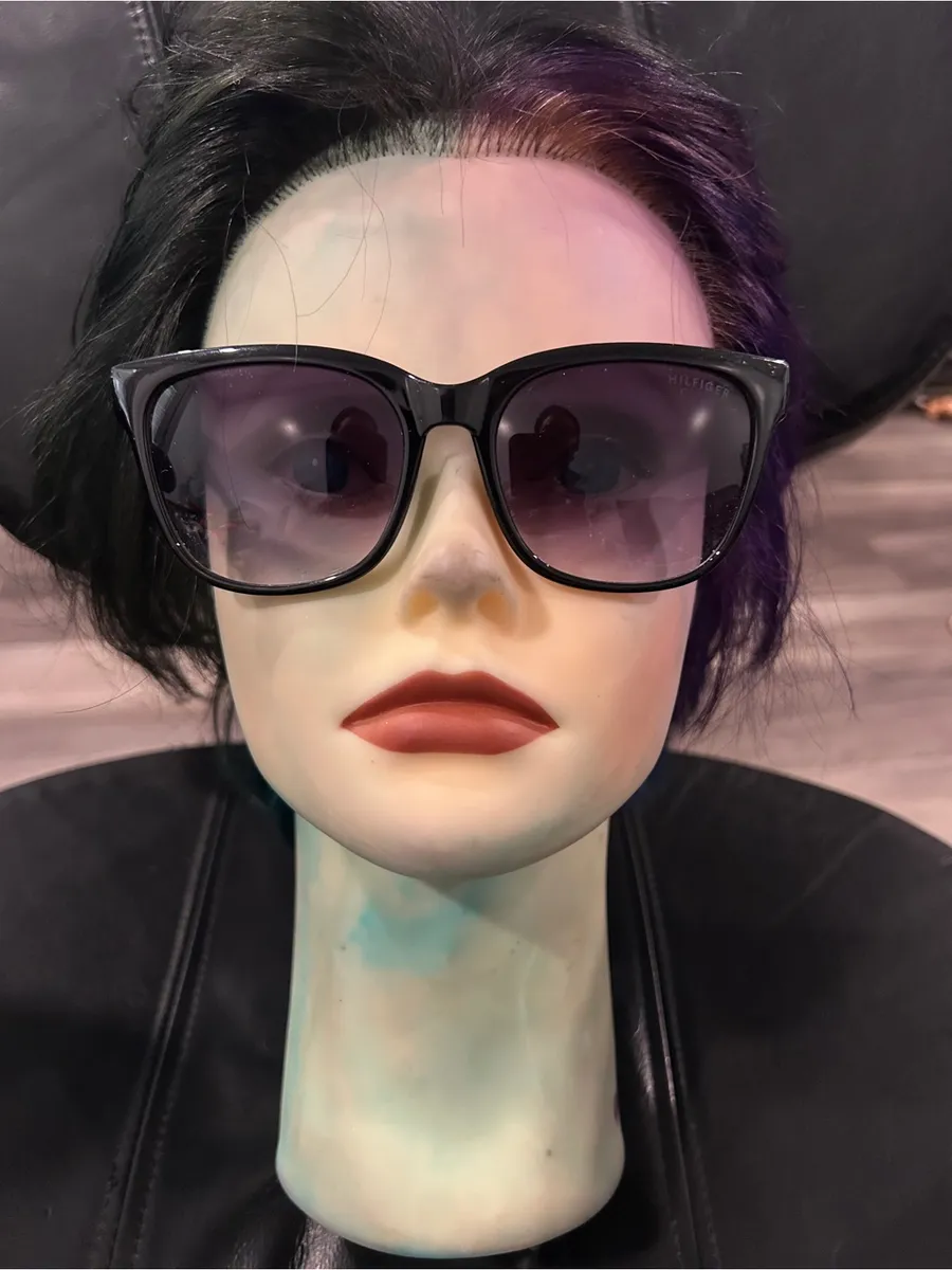 Tommy Hilfiger Black Cat-Eye Sunglasses with Gradient Lenses
