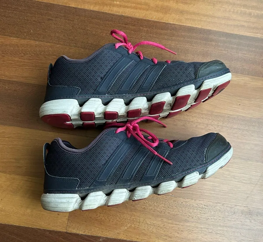 Athletic sneaker