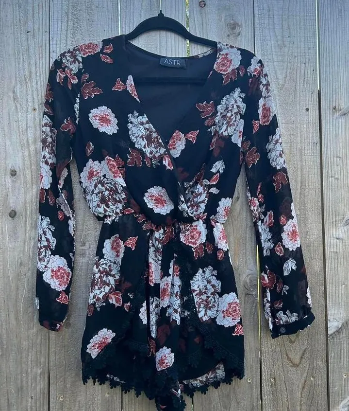 Beautiful long sleeve floral romper by Astr size smal