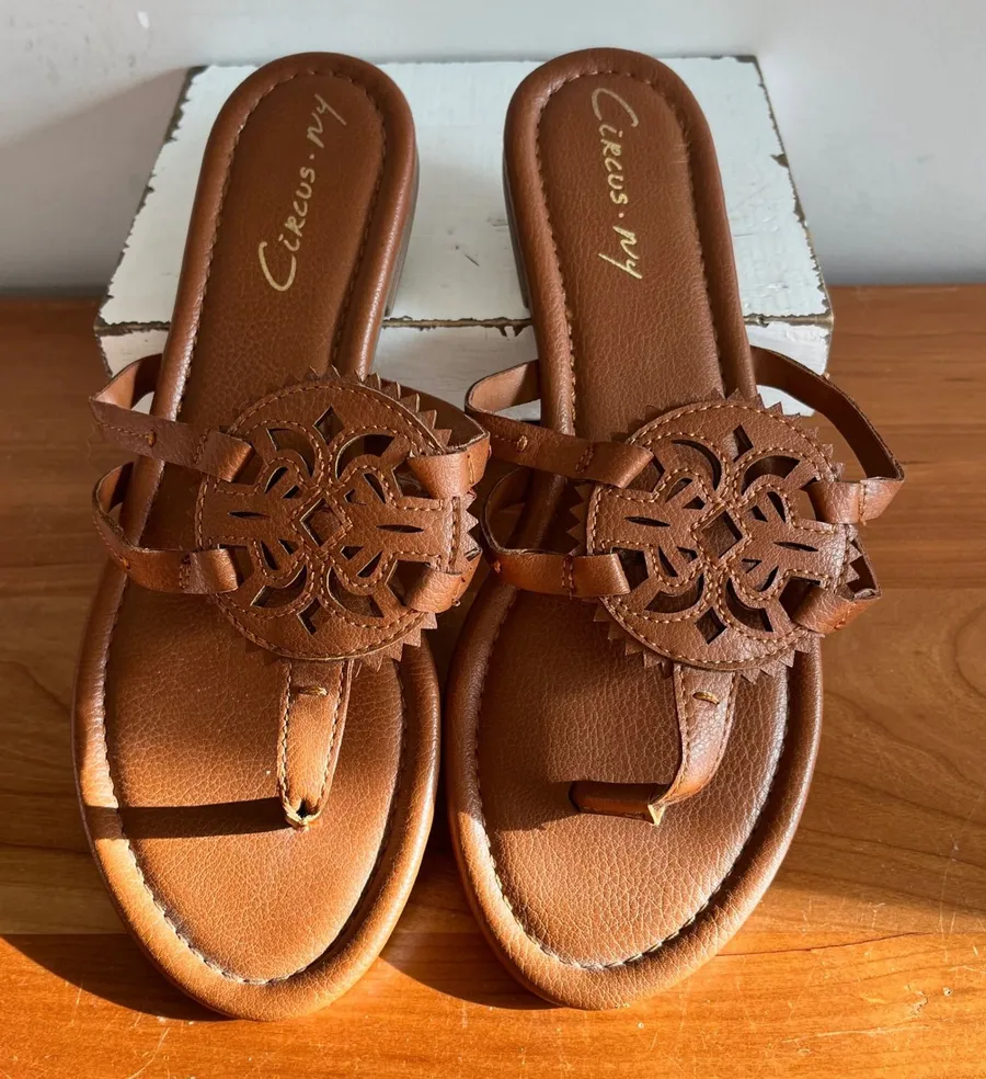Circus NY Sam Edelman Women Cognac Brown Medallion Thong Flat Sandals Size 7
