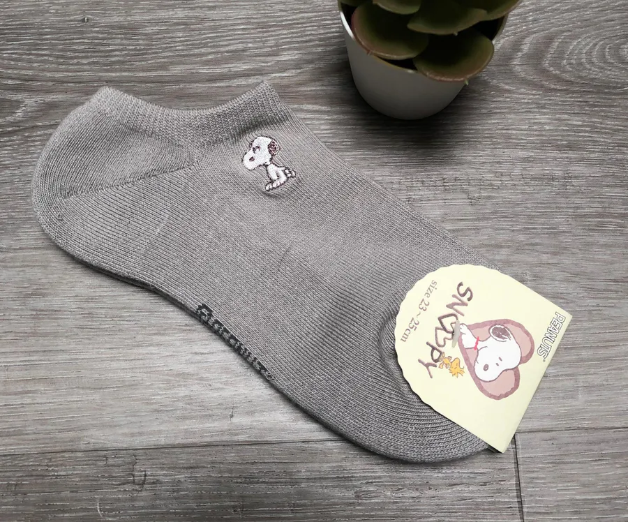 snoopy peanuts embroidered gray ankle socks