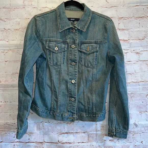 Vintage Gap jean jacket Medium mid wash pockets loose button up pockets stretch