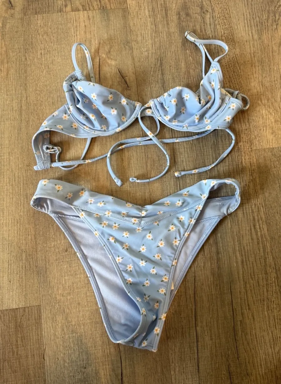 Hollister Blue Daisy Floral Underwire Bikini Set XS Wrap Top V-Front Bottoms