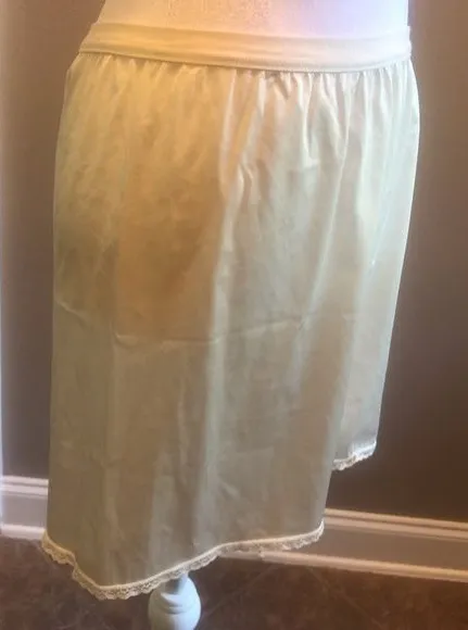 Vintage Vanity Fair Half Slip Candlelight Size Small