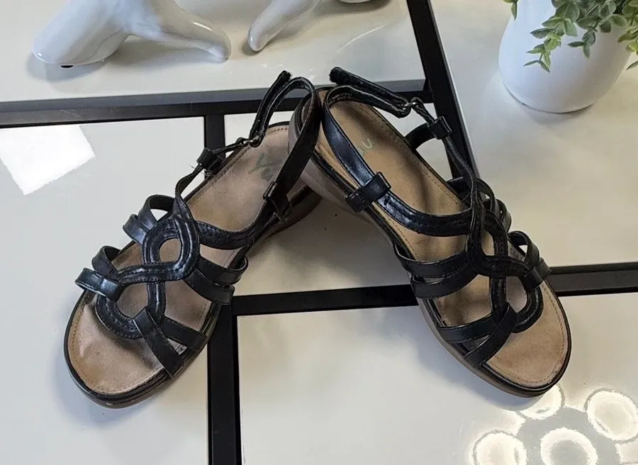 Yuu "Moria" Black Strappy Wedge Sandals