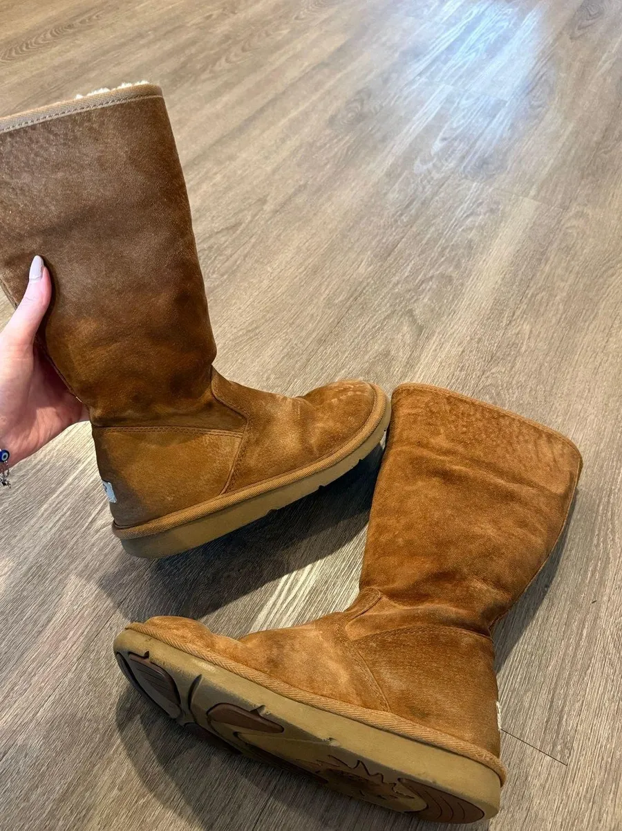 UGG Australia - Mid Calf Sheepskin Boots - Women’s 9, Chestnut