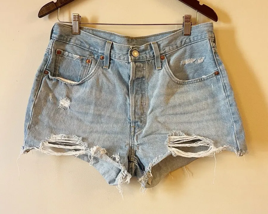 Levi’s 501 Light Blue Wash Jean Shorts High Rise Distressed Cut Off Size 31