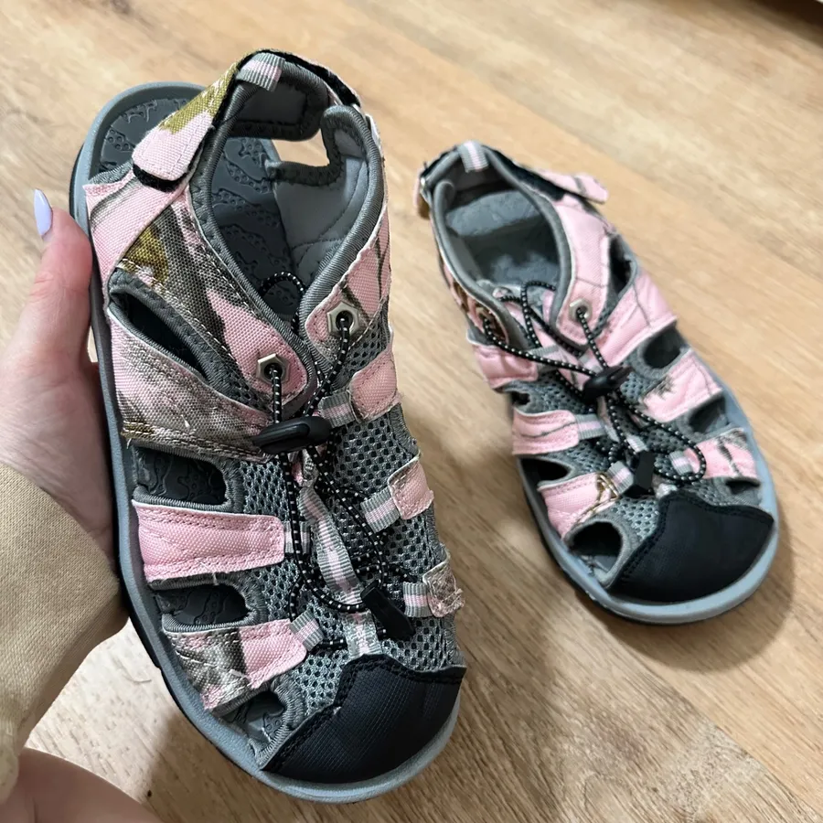 Itasca | Women's Pink Green Camo Closed Toe Sport Bungee Strap Sandals, Size 5