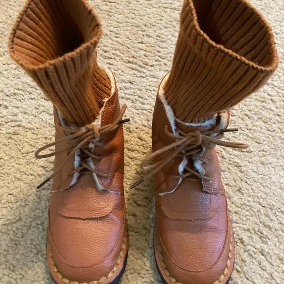 Tan Faux Leather Lace Up Ankle Boots with Ribbed Knit Sock Cuff size 5 Lining