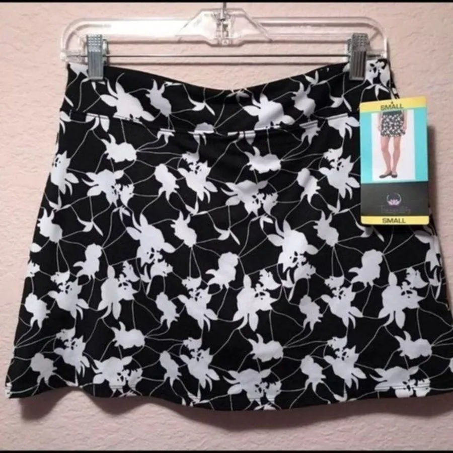 NWT. TRANQUILITY BLACK AND WHITE SKORT