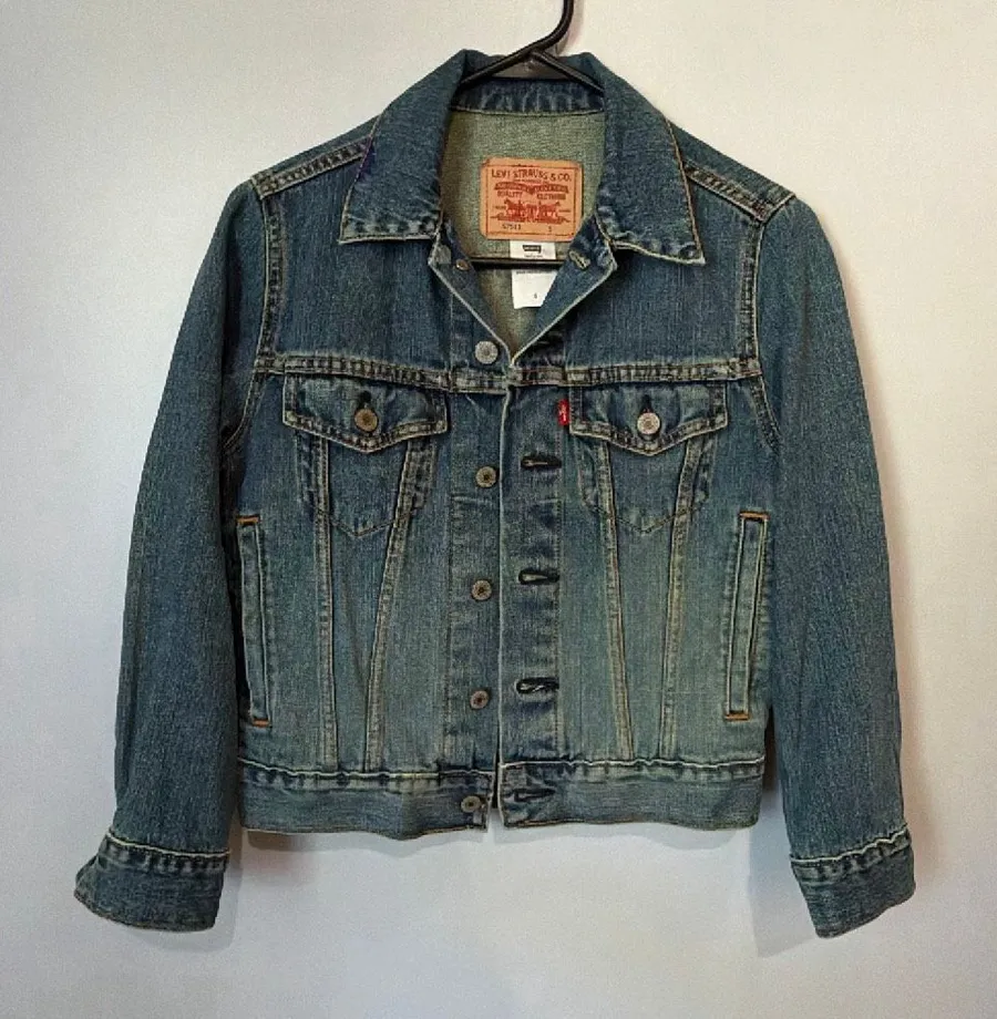 Levi’s Women’s Denim Trucker Jean Jacket Size Small Medium Wash 100% Cotton #110