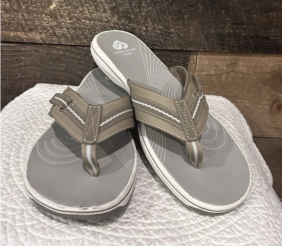 Clarks Cloudstepppers Women's Size 10M Brinkley Jazz Thong Sandal Sand/Sable