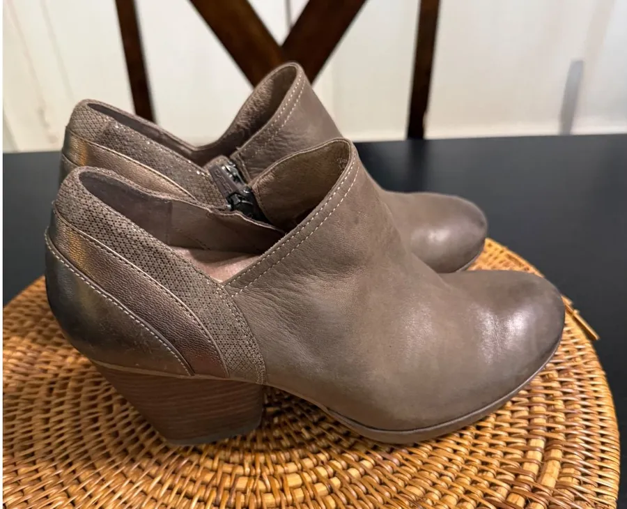 Dansko Women Taupe Leather Metallic Bronze Zip Ankle Bootie Shootie 41 3511