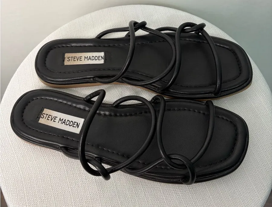 Steve Madden Black Strappy Flat Sandals women’s Size 8.5(B114)✨