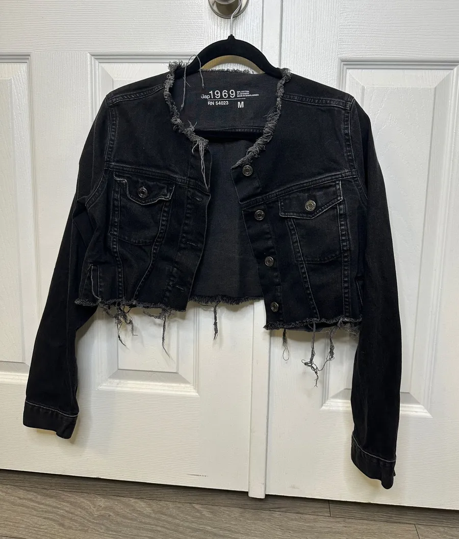 GAP 1969 Black Distressed Cropped Denim Jacket M Frayed Hem