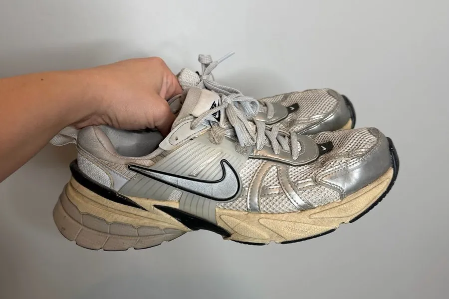 Nike V2K Run Womens 9 Summit White Metallic Silver Y2K Chunky Sneakers Shoes