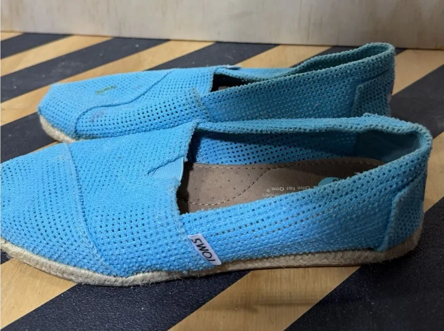TOMS Blue Slip On Sneakers Women’s US 7.5 Casual Canvas Comfort
