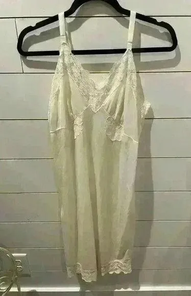 Vintage Deena Fine Lingerie Off White Lace and Eyelet Slip, size 40 Size L