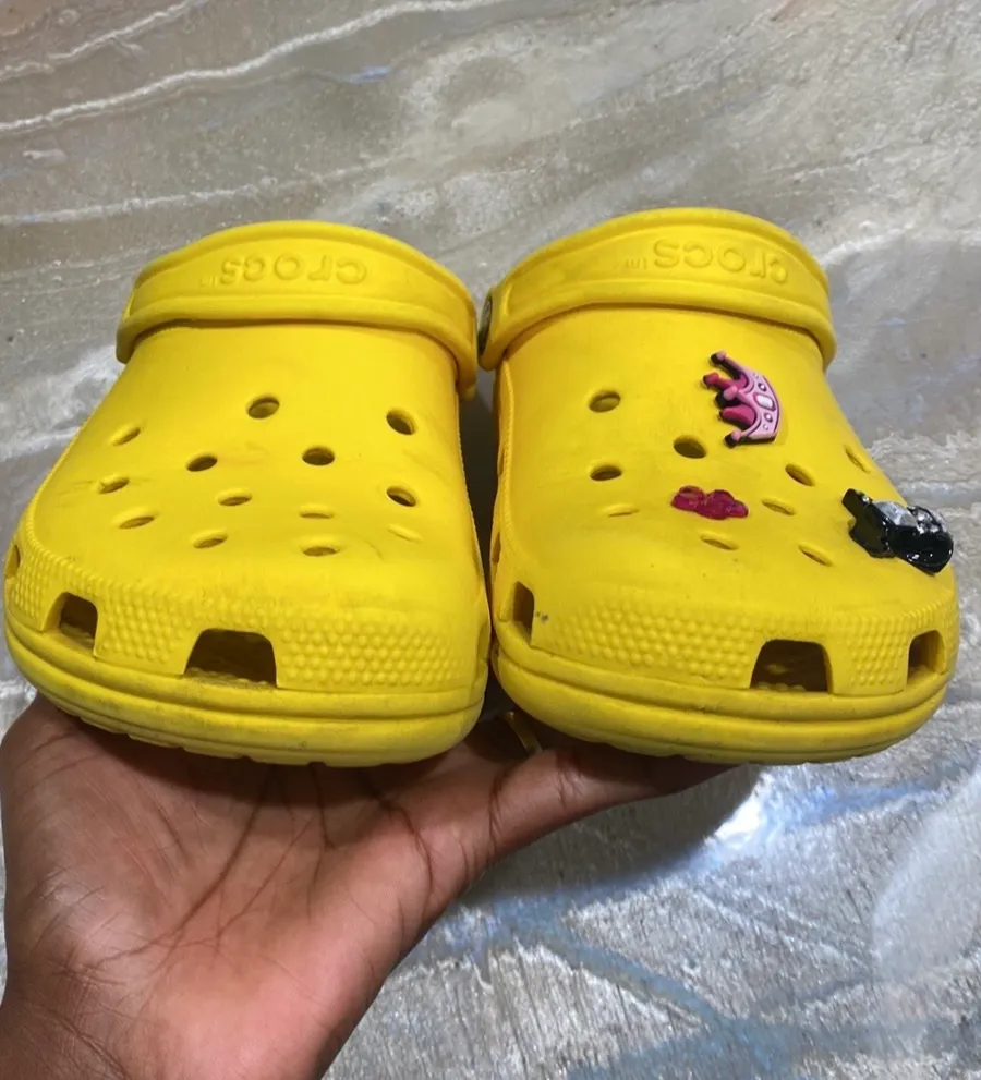 Classic Comfort Yellow Crocs Clog Unisex/ Women’s 6 Men’s 4