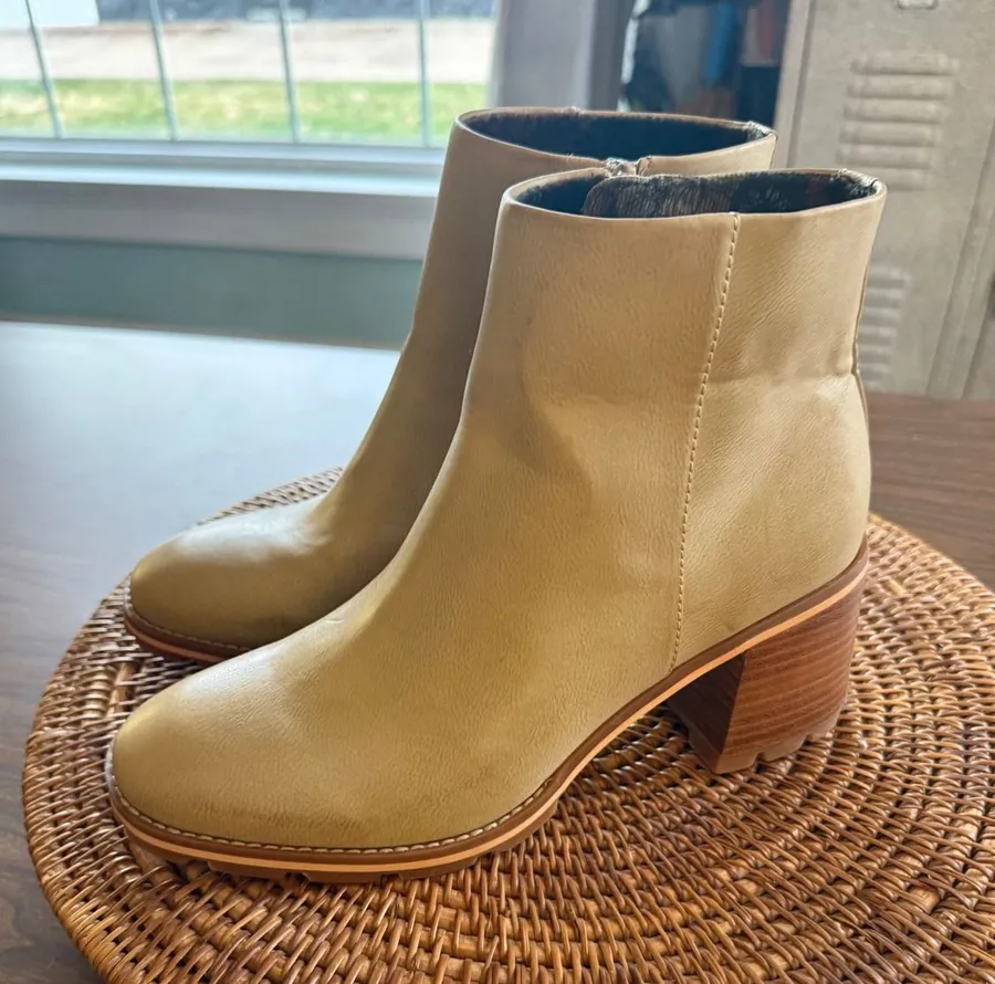 Korks Beige Leather Ankle Boots Block Heel Side Zip Lug Sole Booties Women Tan Size 8.5