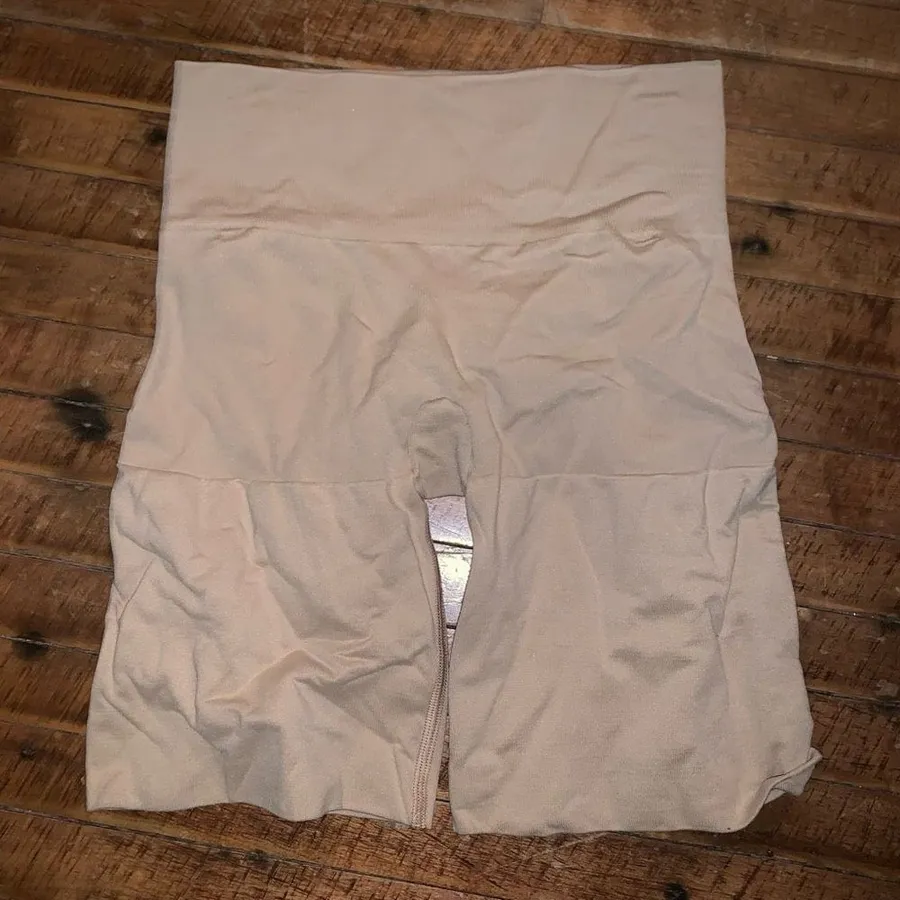 Spanx nude shapewear high waisted L everyday shaping shorts