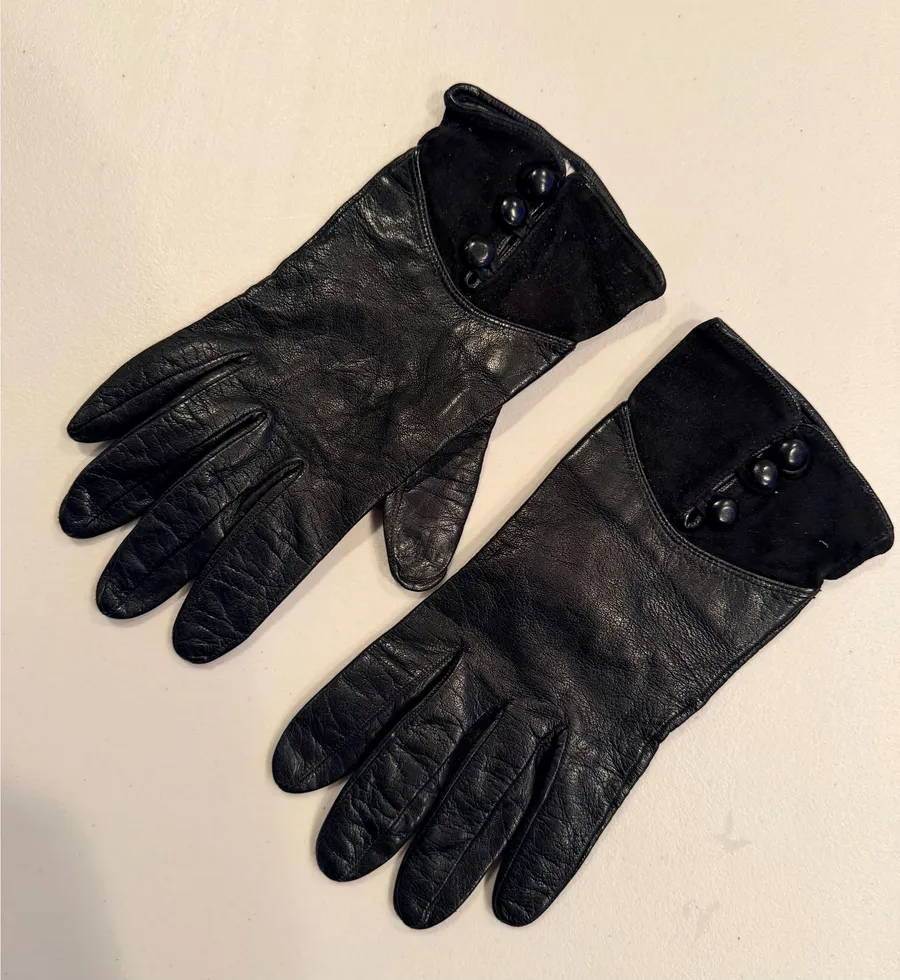 VINTAGE: Bloomingdale’s | ladies lambskin leather & suede gloves. Size: 7.