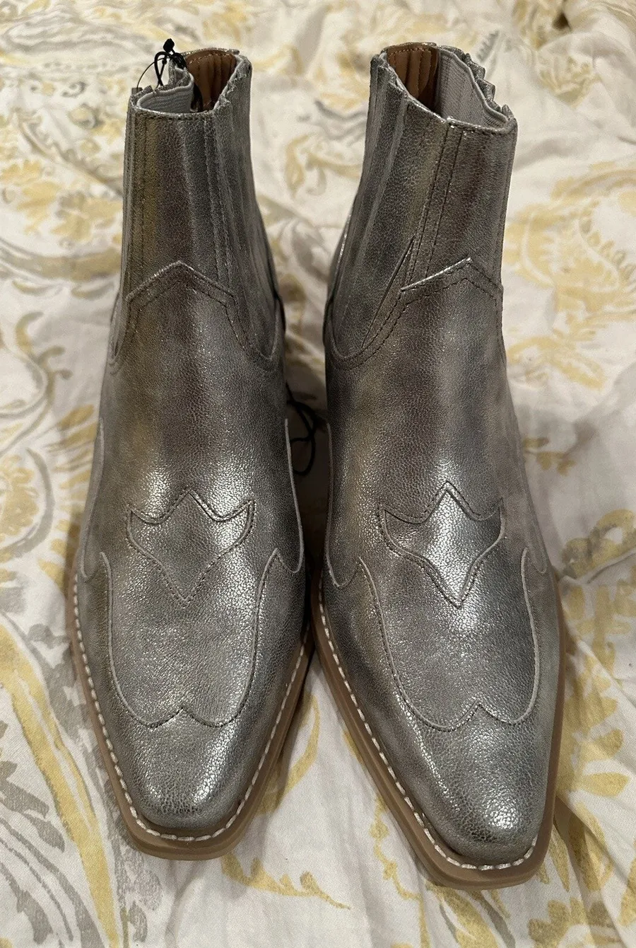 NWT Forever 21 Silver Metallic embroidered V-Shaped Western Ankle Boots Sz 9