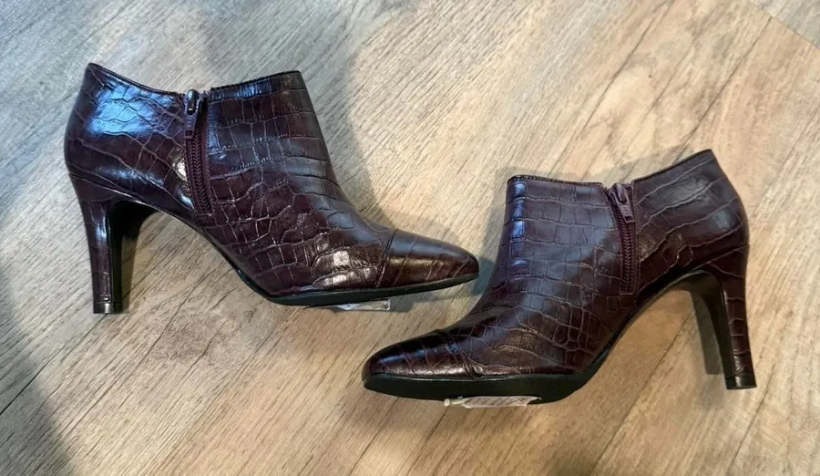 Antonio Melani Priceless Burgundy Croc Embossed Leather Booties Heels 6M Size 6