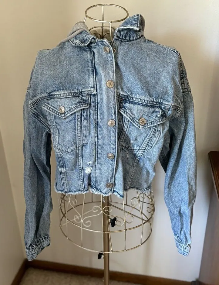 American Eagle Cropped Hooded Denim Jacket Distressed Raw Hem XS Light Wash