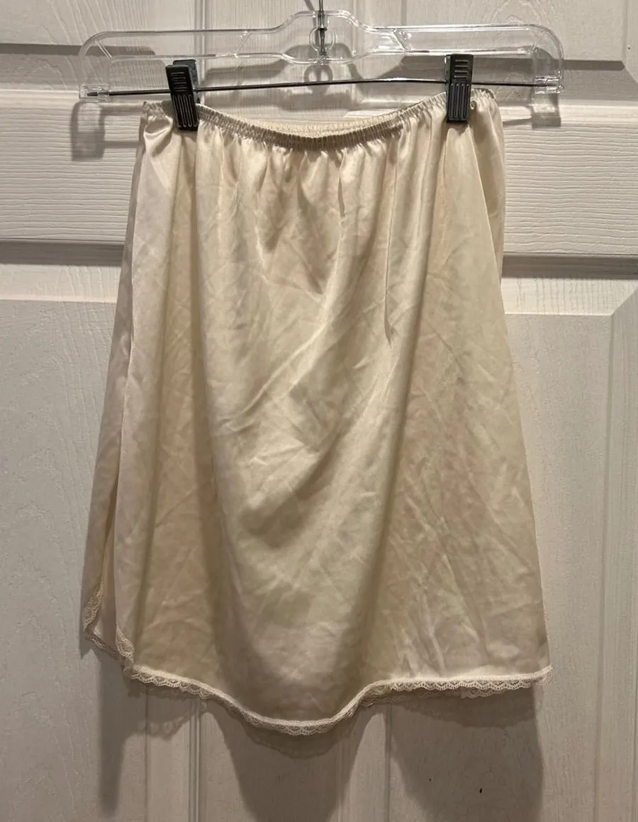 Vassarette Vtg Half Slip Lace Trim Nylon Womens S/Ch/P 18" Style 11-122 USA